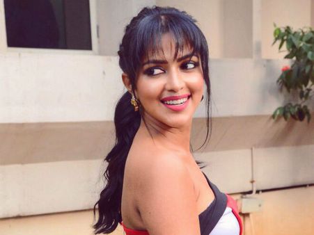 அறம் படத்தை பாராட்டிய அமலா பால்: டென்ஷனாகி கேள்வி கேட்கும் நெட்டிசன்ஸ்