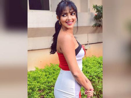 என்ன பிக் பிக்பாஸ் ஜூலி மாதிரி ஆகிட்டீங்களே: அமலா பாலை பார்த்து ஃபீல் பண்ணும் ரசிகர்கள்