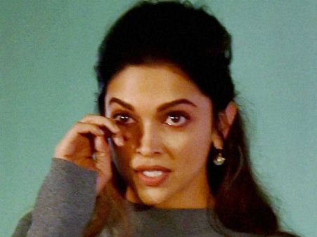 தலைக்கு ரூ.10 கோடி அறிவிப்பு.. பயந்துபோன தீபிகா.. படப்பிடிப்புகள் திடீர் ரத்து!