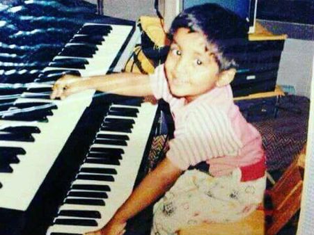 இந்த குட்டிப் பையன் யார் என்று கண்டுபிடிங்க பார்ப்போம்: குழந்தைகள் தின ஸ்பெஷல்