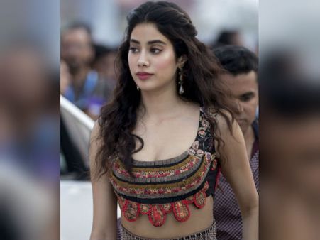 கோவா சர்வதேச திரைப்பட விழாவுக்கு அழகுப் பதுமையாக வந்த 'மயிலு' மகள்