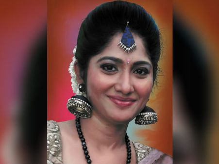 என்ன பெரிய ஷெரிலு... ஜூலியோட ஜிமிக்கி கம்மல் பக்கத்துல வர முடியுமா?