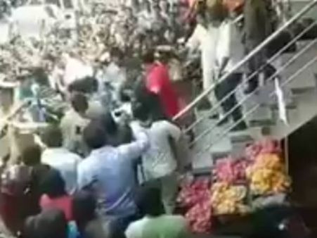 கமல் ரசிகரை அடிக்கவில்லை : பரவும் இன்னொரு ஆங்கிள் வீடியோ!