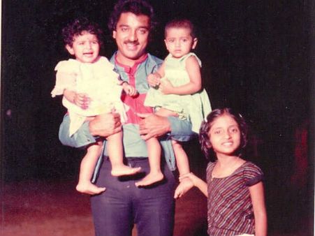 கமல் தூக்கி வைத்திருக்கும் பாப்பாவில் ஒருவர் பிக் பாஸ் பிரபலம்: அது யாரு தெரியுமோ?