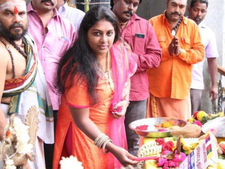 பெண் இயக்குநர் நூர்ஜஹான் பேய்ப் படம் கரிக்காட்டுக் குப்பம்!