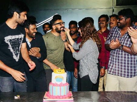 நயன்தாரா பிறந்த நாளுக்காக பறந்து வந்த பாலிவுட் பிரபலம்!