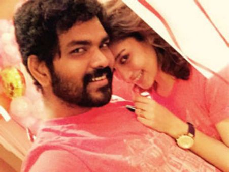 நயன்தாராவை கொஞ்சிய விக்னேஷ் சிவன்: வம்புக்கு வந்த சிம்பு ரசிகர்கள்