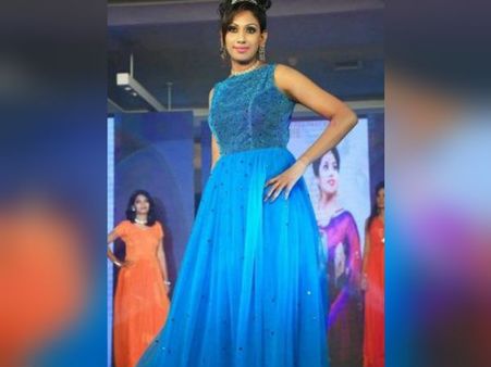 ஃபேஷன் ஷோவில் கலக்கல் - ஆளே மாறிய தாடி பாலாஜி மனைவி!