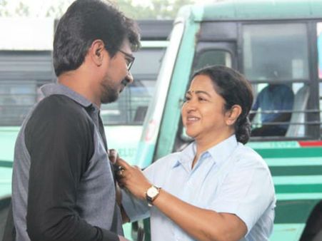 பயணிகளை வைத்து நிஜமாகவே பஸ் ஓட்டிய நடிகை!