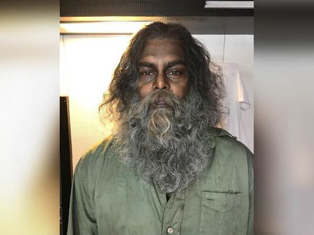 படத்திற்காக ஆளே மாறிப் போன இந்த நடிகர் யார் என்று கண்டுபிடிங்க பார்ப்போம்