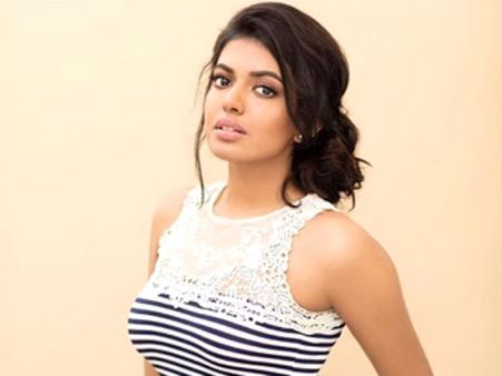 வேகமாக காரை ஓட்டிச் சென்று விபத்தில் சிக்கிய வாரிசு நடிகை