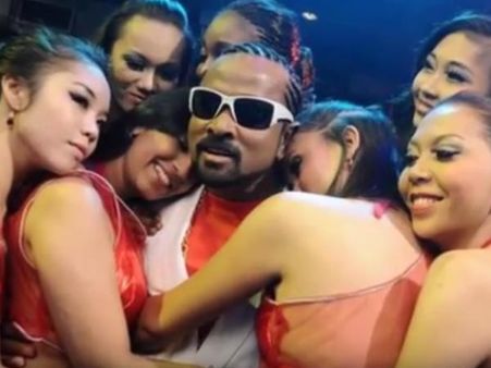 எவனும் புத்தனில்லை... ஒற்றைப் பாடலுக்கு கவர்ச்சி நடிகையுடன் கெட்ட ஆட்டம் போட்ட சினேகன்!