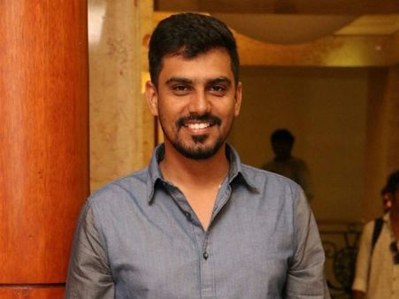 ' 'தீரன்' படத்தை பைரசி தளத்தில் பாருங்கள்...' - தயாரிப்பாளர் கருத்தால் சர்ச்சை!