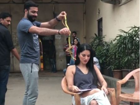 தன் மீது பாம்பை வீசிய நபரை சன்னி லியோன் எப்படி பழிவாங்கினார் தெரியுமா?