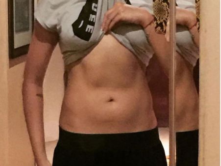 ஒர்க்அவுட் பண்றேன்: இடுப்பை புகைப்படம் எடுத்து வெளியிட்ட பிரபல நடிகை