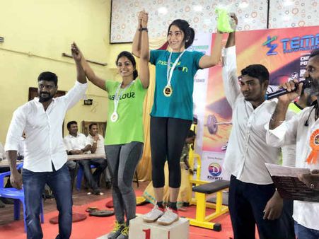 பவர் லிஃப்டிங் போட்டியில் இரட்டைத் தங்கம் வென்ற நடிகை விஜே ரம்யா!
