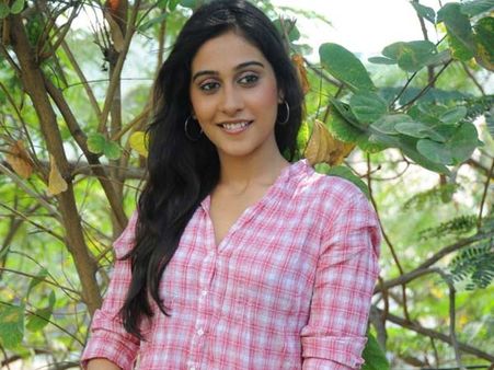 தமிழில் நம்பர் ஒன் நடிகையாகணும்...! சம்பளத்தைக் குறைக்கும் ரெஜினா!!