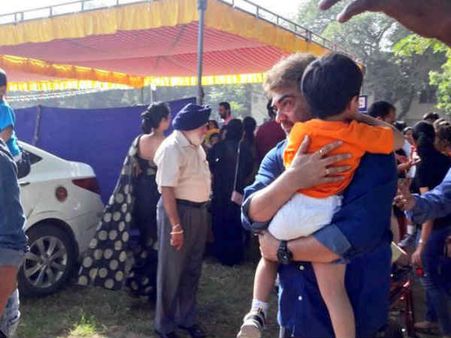 பள்ளியில் மகனுடன் அஜீத்: கண்டமேனிக்கு வைரலான புகைப்படங்கள்