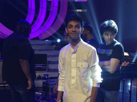 வந்துட்டாரு எங்க ஊரு ராக்ஸ்டாரு... அக்கட தேச மியூசிக் டைரக்டர்ஸ் காரு உஷாரு!