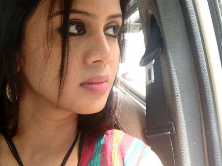 முத்தக் காட்சியில் நிவேதா பெத்துராஜுடன் சந்திரன்: மனைவி விஜே அஞ்சனா என்ன சொல்றாங்க?