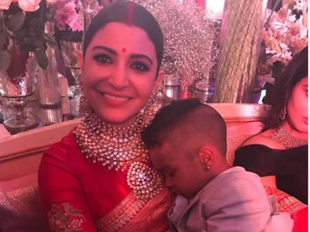 ரிசப்ஷனில் அனுஷ்கா மீது சாய்ந்து தூங்கிய ஷிகர் தவான் மகன்: வைரலான புகைப்படம்