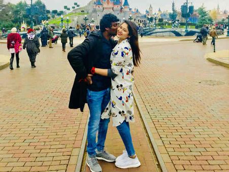 அட்லீ கொடுத்த முத்தம்... சந்தோஷமா ஷேர் செய்த பிரியா!