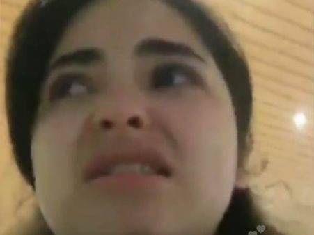 விமானத்தில் பாலியல் தொல்லை: பிரபல நடிகை வெளியிட்ட கண்ணீர் வீடியோ