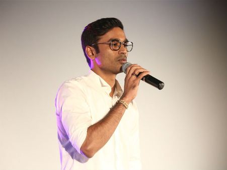 ப்ளீஸ் மறுபடியும் என்னை அப்படி மட்டும் சொல்லாதீங்க: சந்தானத்தை கேட்டுக் கொண்ட தனுஷ்