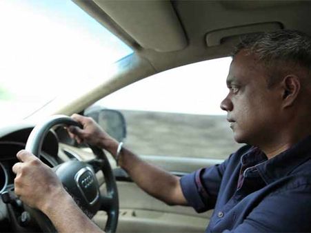 கார் விபத்தில் நூலிழையில் உயிர் தப்பினார் இயக்குநர் கவுதம் மேனன்!