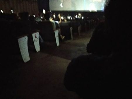 'வேலைக்காரன்' படத்தின்போது மொபைலில் ஃப்ளாஷ் அடித்த ரசிகர்கள்... தியேட்டர்களில் பரபரப்பு!