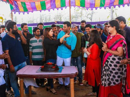 சமந்தாவுக்கு கேக் ஊட்டிய விஷால்... 'இரும்புத்திரை' ஷூட்டிங் ஓவர்!