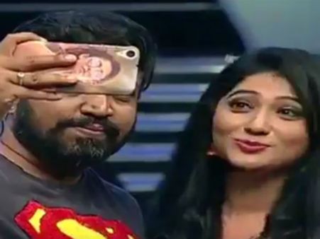 ஜூலியுடன் செல்ஃபி எடுப்பதற்காகவே கலைஞர் டிவி நிகழ்ச்சிக்கு வந்த டிசிஎஸ் ஊழியர்