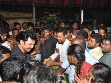 கார் விபத்தில் பலியான ரசிகர்: அஞ்சலி செலுத்தியபோது கதறி அழுத கார்த்தி