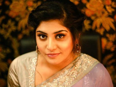 ஒரே நேரத்தில் தல-தளபதி ரசிகர்கள், மீம்ஸ் கிரியேட்டர்களை சாச்சுப்புட்ட மஞ்சிமா