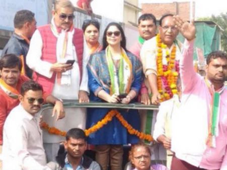 குஜராத்தில் வீதி வீதியாக சென்று தீயாக பிரச்சாரம் செய்த நக்மா