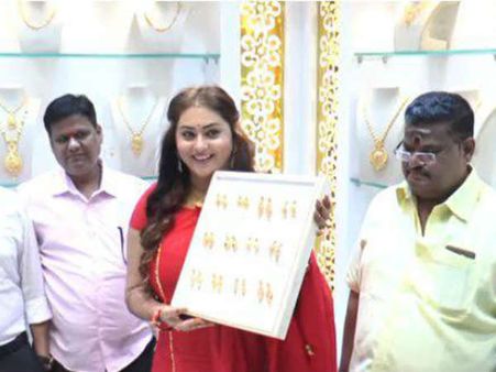 நகைக்கடை திறப்பு... கணவரை விட்டுட்டு தனியாக வந்த நமீதா!