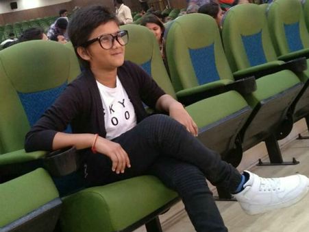 அப்பா மாதிரியே ஸ்டைல்.. லைம்லைட்டுக்கு வந்த சந்தானம் மகன்! - வைரலாகும் போட்டோ