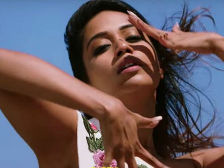 செம கிளாமராக மதுரைப் பொண்ணு... ரசிகர்கள் ஷாக்!