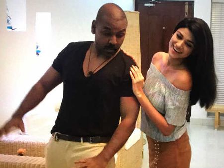 காஞ்சனா 3 படத்தில் இருந்து ஓவியா விலகவில்லை: சாட்சி இருக்கு பாஸ்