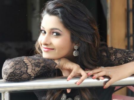 ​ஹீரோயின்களுக்கு போட்டியாக விஜேக்கள்?