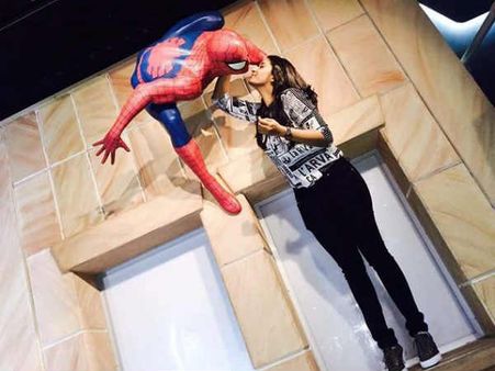 காதலனை விட்டுட்டு வேறு ஒரு மேனுக்கு முத்தம் கொடுத்த ப்ரியா பவானிசங்கர்