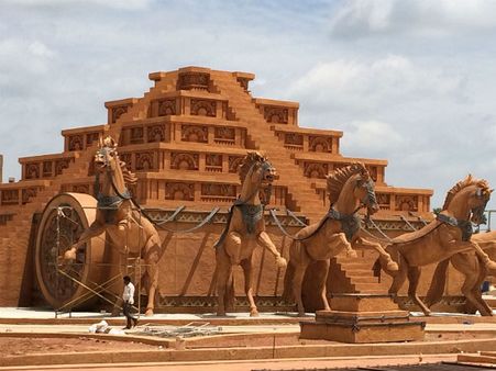 மதுரையில் மகிழ்மதி, பாகுபலி, கட்டப்பா, தேவசேனா: பார்க்க படையெடுக்கும் மக்கள்