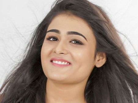 ஒரு படம் கூட ரிலீஸ் ஆகல... இன்னொரு படத்திலும் கமிட்டான முத்த நடிகை!