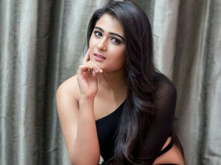 கோலிவுட்டில் வாரிசு நடிகைக்கு போட்டியா ஜி.வி. பிரகாஷ் ஹீரோயின்?