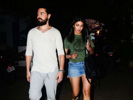 பார்ட்டி அட் நைட்... மும்பையில் காதலருடன் ஊர் சுற்றும் கமல் மகள்!