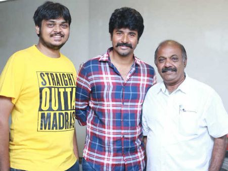 காசி தியேட்டரில் ரசிகர்களுடன் சேர்ந்து வேலைக்காரன் 'எப்டிஎப்எஸ்' பார்த்த சிவகார்த்திகேயன்