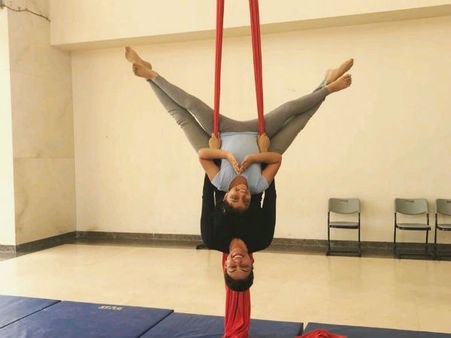 மகளுடன் சேர்ந்து தலைகீழாக தொங்கிய அழகி பேரழகி நடிகை