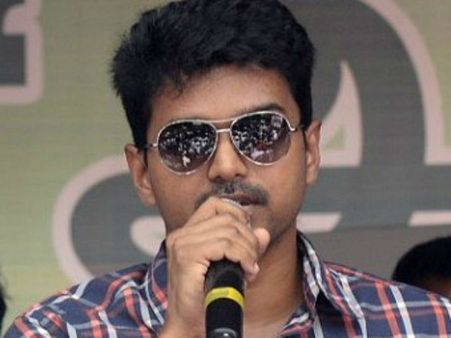 ரசிகரின் படத்தை பாராட்டிய விஜய்... அந்த ரசிகர் யார் தெரியுமா?