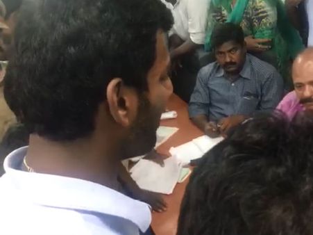 எனக்கு மட்டும் யாரிடமோ போனில் பேசினீர்கள்: தேர்தல் அதிகாரியிடம் வாதாடிய விஷால்- பரபர வீடியோ