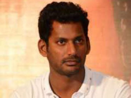 எங்க புரட்சி தளபதி மட்டும் ஆர்.கே. நகரில் நின்றிருந்திருக்கணும்: கெத்து காட்டும் விஷால் ஃபேன்ஸ்